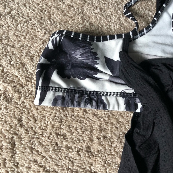 Lululemon workout tank size 6 - Picture 2 of 2